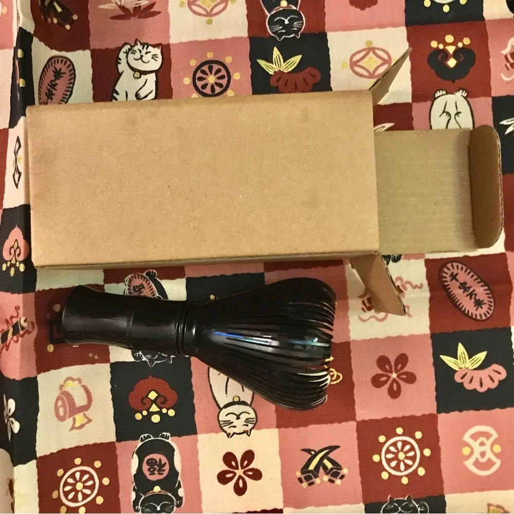 Sakuraco Wagasi Sakura dish with black Chasen and pink cat tea bowl NIB - Picture 8 of 13